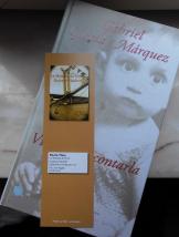 Aline du blog Les Livres d'Aline va lire Gabriel Garcia Marquez avec un marque-page du Mystère du pont Gustave-Flaubert