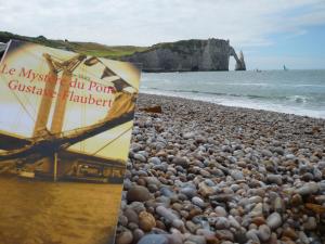 Suivez les conseils de Tribulations d'une lectrice, lisez Le Mystère du pont Gustave-Flaubert cet été à la plage